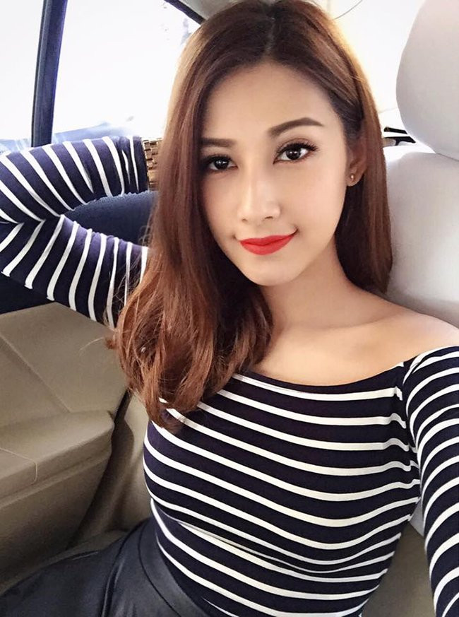 “Người tình tin đồn” Mạc Hồng Quân từng tốt nghiệp chuyên ngành Fashion & Textile Merchandising tại Úc và có thể nói được 5 ngôn ngữ khác nhau. Sự xuất hiện của Emmy sau khi Mạc Hồng Quân chia tay bạn gái cũ Ly Kute khiến dư luận xôn xao.