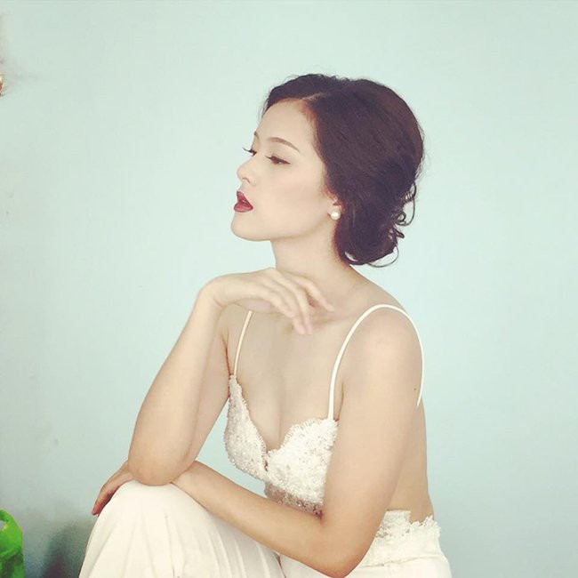Vẻ đẹp “không góc chết” của Hạ Vi giúp cô nhận được nhiều hợp đồng quảng cáo sản phẩm. Trước khi đảm nhận vai Tấm trong phim điện ảnh "Tấm Cám", Hạ Vi đã làm người mẫu ảnh thời trang cho nhiều thương hiệu.