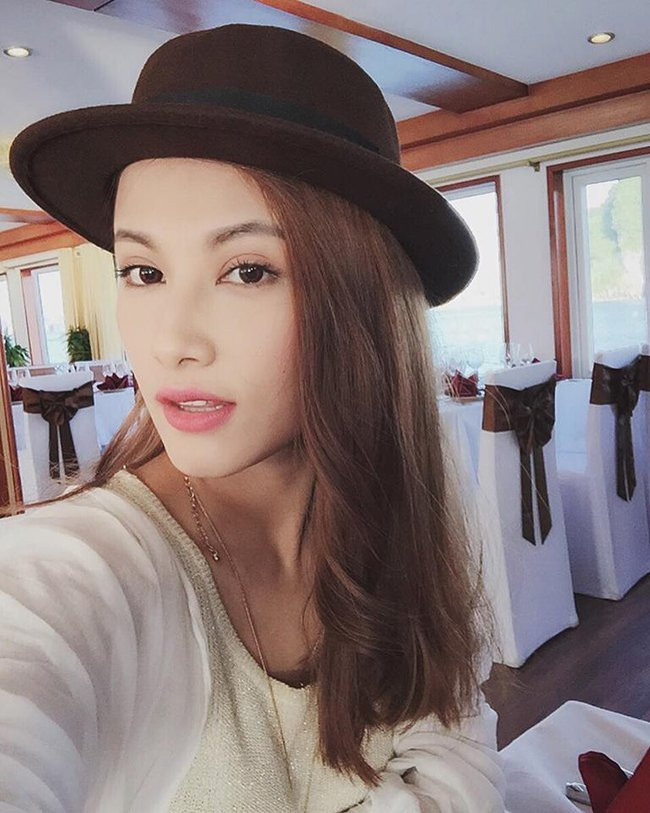 Emmy Nguyễn sở hữu gương mặt "rất điện ảnh" cùng phong cách tiểu thư sành điệu.