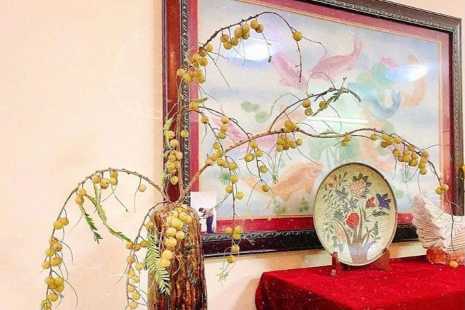 Những cành quả me rừng tươi rói giá từ 99.000 - 180.000 đồng/set (3-5 cành) cũng là mặt hàng lạ gây sốt thị trường.