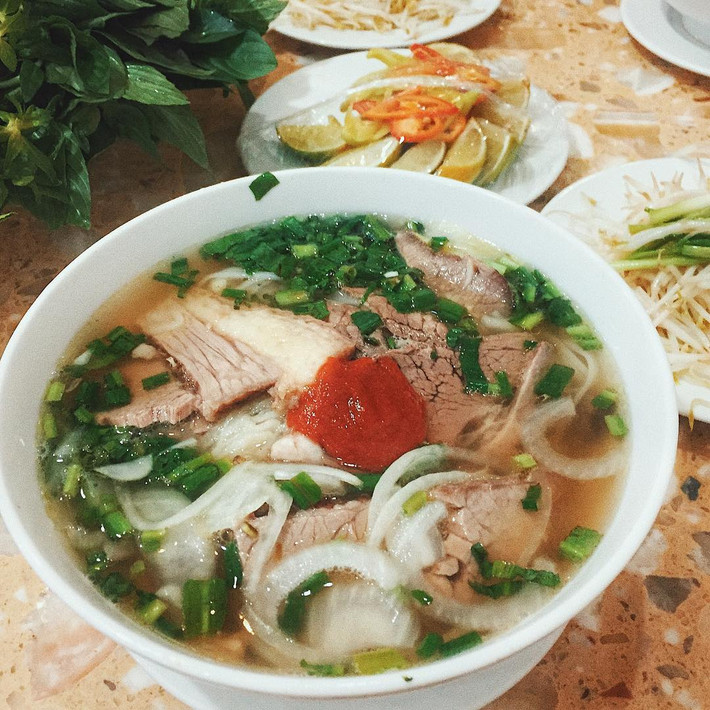 Việc tăng giá nhiều lần của phở Thìn khiến thực khách ngỡ ngàng. Không ít người tỏ ra khó chịu vì cho rằng tô phở Thìn tại 13 Lò Đúc đang được định giá quá cao. Ảnh: Facebook