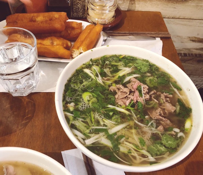 Giá một bát phở Thìn tại đây là 13,5 đô la (khoảng 300.000 đồng) chưa kể trứng chần và quẩy ăn kèm. Ảnh: Internet