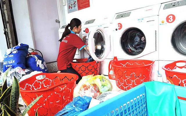 Ngày 30 Tết, nhu cầu giặt đồ của các gia đình tăng cao khiến không ít tiệm giặt là, sấy khô hoạt động hết công suất vẫn không kịp trả hàng cho khách.