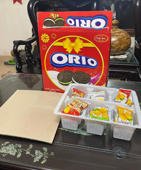 Khi mở ra, bên trong là những loại bánh kẹo rẻ tiền, không rõ xuất xứ. Ảnh: Nhịp sống Việt
