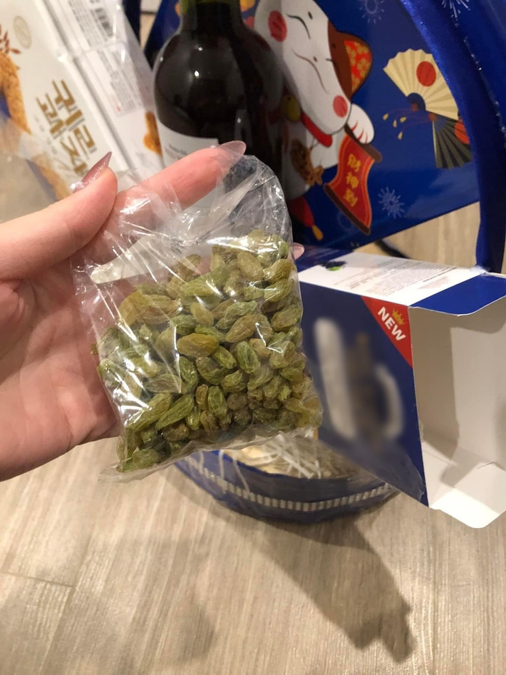 Hộp nho khô thì không hề có nhãn mác. Ảnh: FB T.P.B.