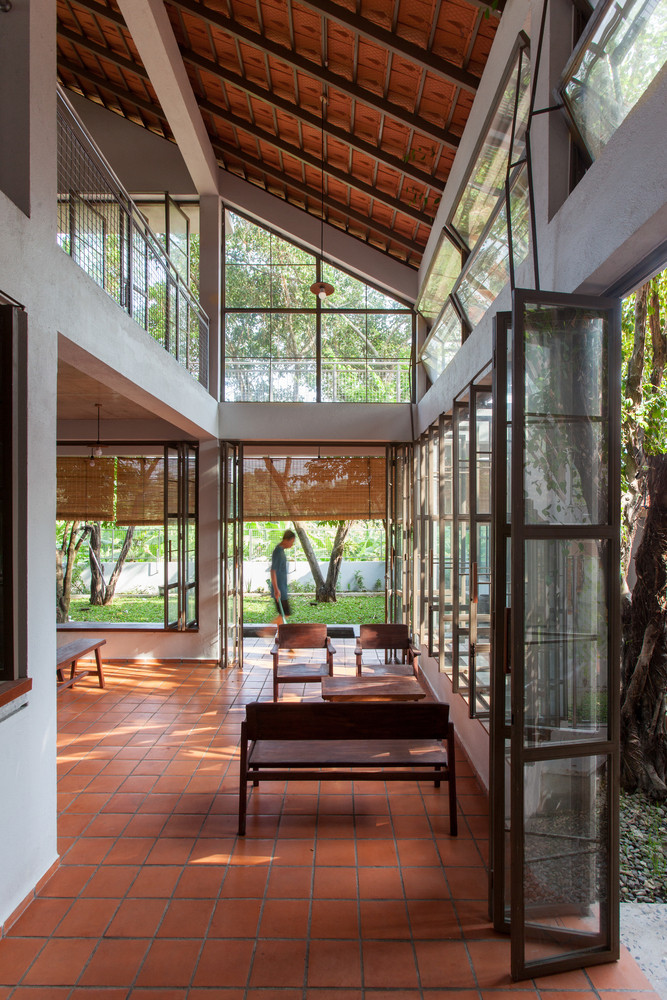 Mới đây, Nhà Bình Dương cũng xuất hiện ấn tượng trên tạp chí kiến trúc Archdaily. Căn nhà là sự sắp đặt thú vị khi nhóm thiết kế đã phải thay đổi khu đất và phương án thiết kế khi dịch COVID-19 bùng phát.