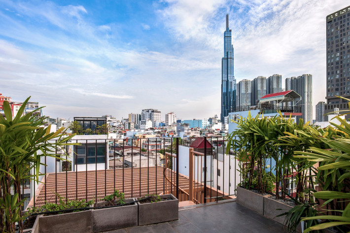 Hai tầng trên cùng gắn với những khu vườn đầy lá. Nguồn ảnh: ROOM+ Design & Build