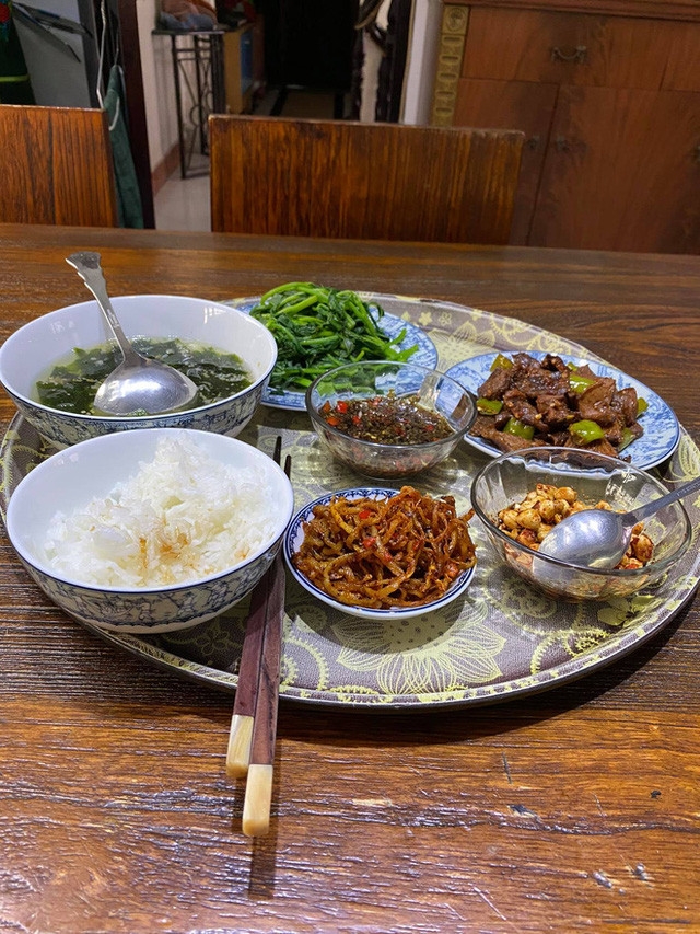 Quang Linh thường tự tay vào bếp nấu những bữa ăn đầy đủ, đa dạng các món. Ảnh: Nhịp sống Việt