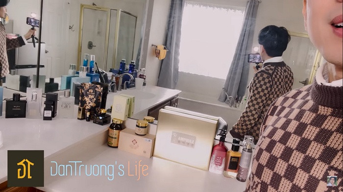 Phòng tắm rộng rãi, ngăn nắp. Ảnh chụp màn hình