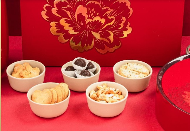 Hộp quà Tết bao gồm các loại sô cô la và bánh thượng hạng. Ảnh: Hilton Hanoi Opera