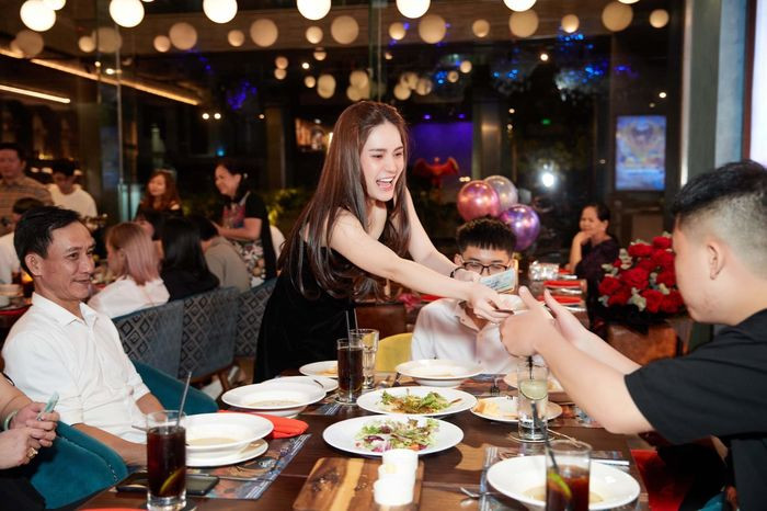 Đoàn Di Băng cho biết cô đã "nợ" nhân viên rất nhiều những chuyến đi vì ảnh hưởng dịch bệnh. Vì thế, cô quyết định sẽ thưởng lương tháng 14 cho toàn bộ nhân viên. Ảnh: FBNV