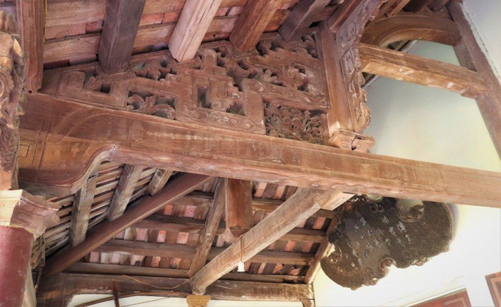 Nóc nhà bằng gỗ xoan, gỗ mít đều giữ được nguyên vẹn từ thời ông Chánh tổng họ Trịnh. Ảnh: VOV
