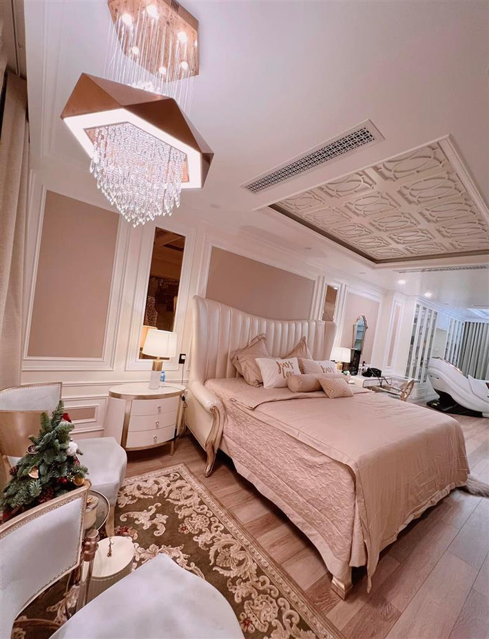 Phòng ngủ có chiếc giường lớn với tông màu hồng. Ảnh: FBNV