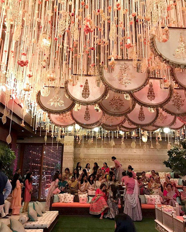 Phòng yến tiệc được trang bị đầy đủ với đèn chùm pha lê và sân khấu để gia đình có thể tổ chức những sự kiện lớn với số lượng khách khổng lồ.