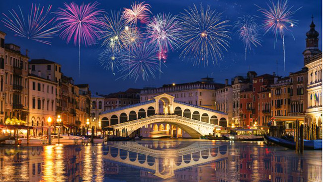 Venice, Ý: Lễ mừng năm mới theo phong cách Ý bắt đầu từ bữa tối xa hoa trên một chiếc thuyền có tầm nhìn đẹp như tranh vẽ. Bữa tiệc lớn tại quảng trường St Mark là một trong những bữa tiệc năm mới tuyệt vời nhất trên thế giới, và là nơi có rất nhiều người tụ tập vào lúc nửa đêm để chào đón giao thừa.