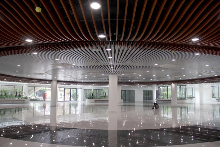 Tầng 1 được bố trí làm không gian nghỉ ngơi, khu dịch vụ bán hàng lưu niệm...phục vụ cho du khách đến tham quan và khu nhà vệ sinh công cộng. Ảnh: Nguyễn Tri