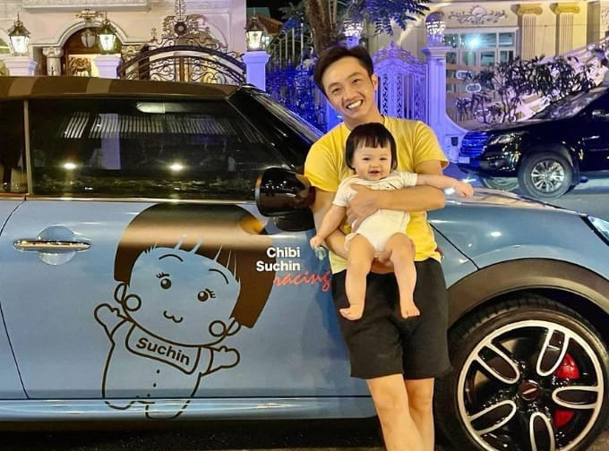 Cường Đô La được biết đến như một đại gia bạc tỷ, có cuộc sống ngập tràn siêu xe, đồ hiệu. Bên cạnh đó, anh cũng là ông bố "cuồng con" nhất. Ảnh: FBNV