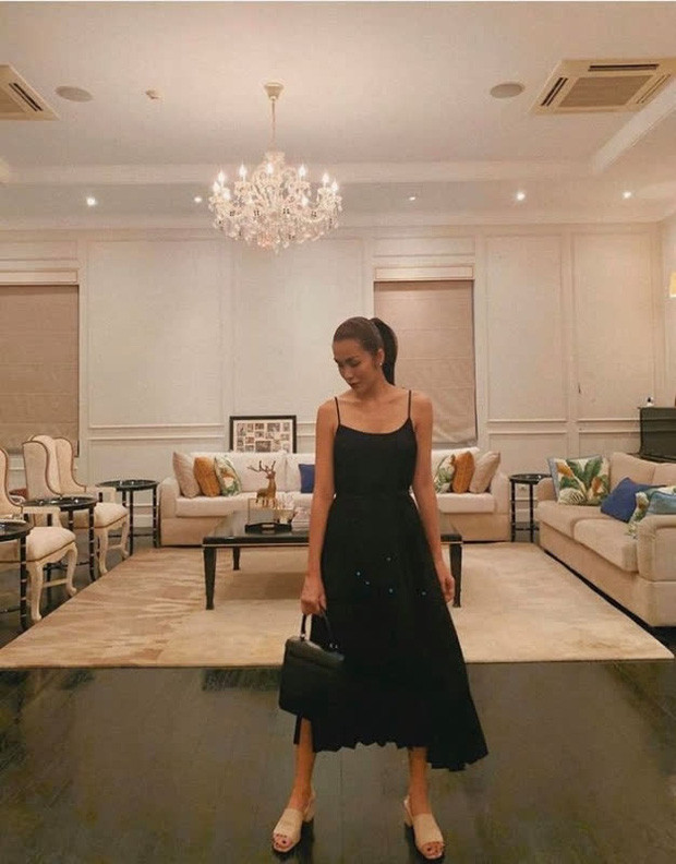 Phòng khách rộng rãi với nội thất theo phong cách châu Âu đơn giản nhưng sang trọng. Ảnh: FBNV