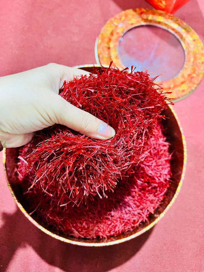 Trong số đó, nhụy hoa nghệ tây (saffron) là một trong những món quà Tết đắt đỏ được giới nhà giàu Việt “săn lùng” nhiều nhất trong dịp năm mới. Ảnh: Facebook