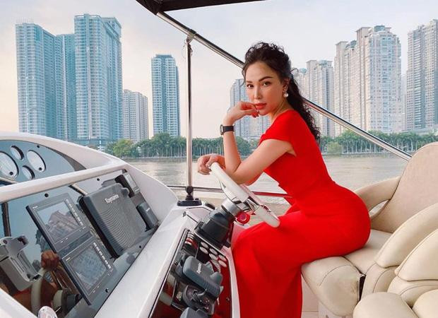 Với khối tài sản đồ sộ, chân dài Quỳnh Thư còn được người hâm mộ gọi với cụm từ "người mẫu giàu có nhất làng catwalk Việt". Ảnh: FBNV