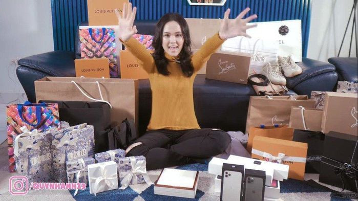 Những bức ảnh khoe quà chồng tặng xuất hiện liên tục trên trang cá nhân của Quỳnh Anh. Ảnh chụp màn hình