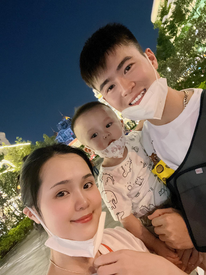 Trở về nhà sau thời gian đá giải và hoàn thành nghĩa vụ cách ly, hậu vệ Duy Mạnh cùng bà xã Quỳnh Anh và con trai Duy Minh (bé Ú) đã bay vào TP.HCM. Gia đình anh nghỉ tại một khách sạn 4 sao ở quận 1. Ảnh: IGNV