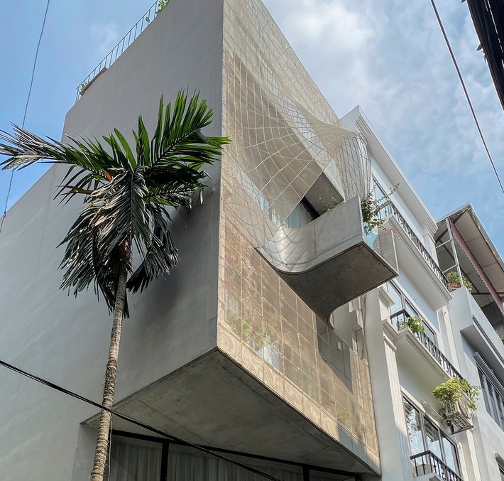 Nằm khuất trong một con ngõ nhỏ ở quận Hoàng Mai (Hà Nội), Maison Q là tổ ấm của một gia đình bốn người trên mảnh đất chỉ 30 m2.