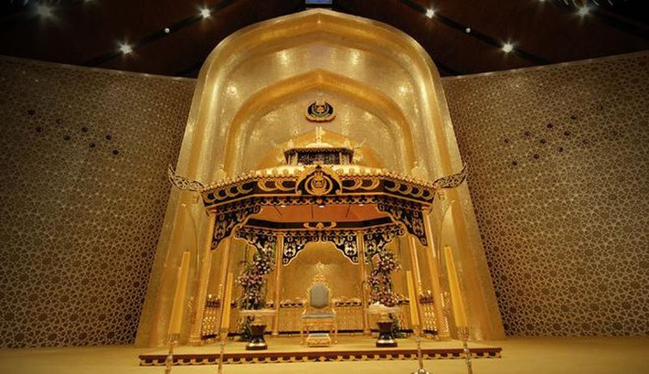 Với quy mô khủng khiếp như vậy, cung điện Istana cần tới 564 đèn chùm, 51.000 bóng đèn lớn nhỏ các loại, 44 cầu thang và 18 thang máy. Ảnh: Getty