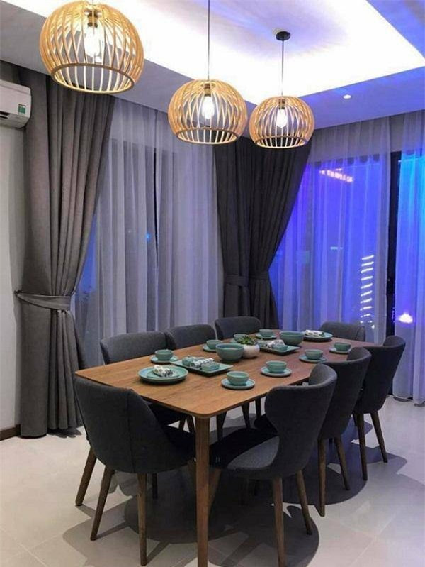 Căn biệt thự có diện tích lớn và được bao trùm bởi nhiều tán cây xanh mát rất hợp với không khí biển. Ảnh: FBNV
