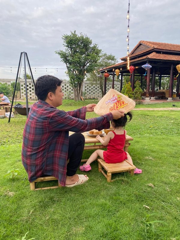 Vợ chồng Trường Giang chỉ dành một khoảng đất để xây nhà, phần còn lại để làm sân vườn rộng rãi, trồng nhiều cây xanh tạo bóng mát. Ảnh: FB Vo Quang Vu