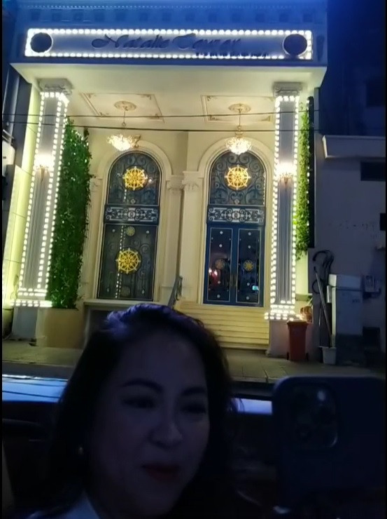 Biệt thự của con gái đại gia Phương Hằng gồm 7 tầng, thiết kế dát vàng sang trọng và luôn sáng đèn lung linh. Ảnh: Doanh nghiệp & tiếp thị