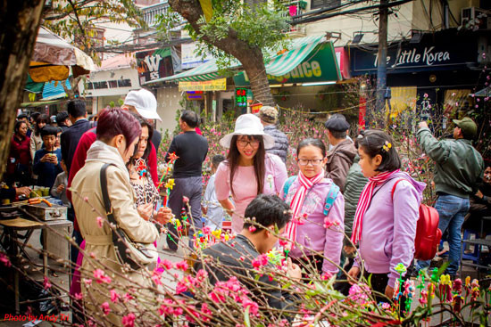 Phiên chợ kéo dài từ đoạn giao phố Gầm Cầu đến phố Chả Cá, khiến con đường vốn đã sầm uất ngày thưng càng thêm đông đúc hơn. Ảnh: Hanoimoi