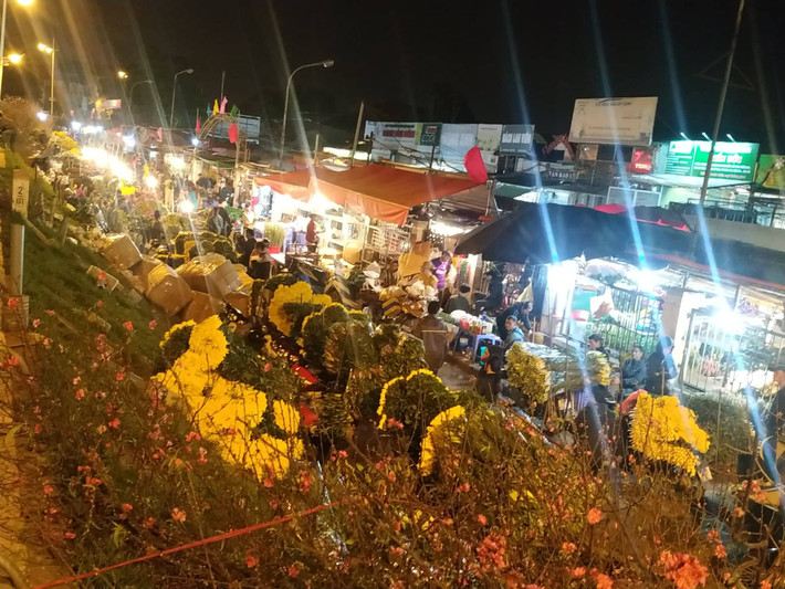 Mặt hàng chính tại chợ vẫn là các loại hoa để cắm, với nhiều chủng loại khác nhau. Hoa ở đây có nguồn gốc từ làng Tây Tựu, Mê Linh, Nhật Tân… Ảnh: Thuongtruong