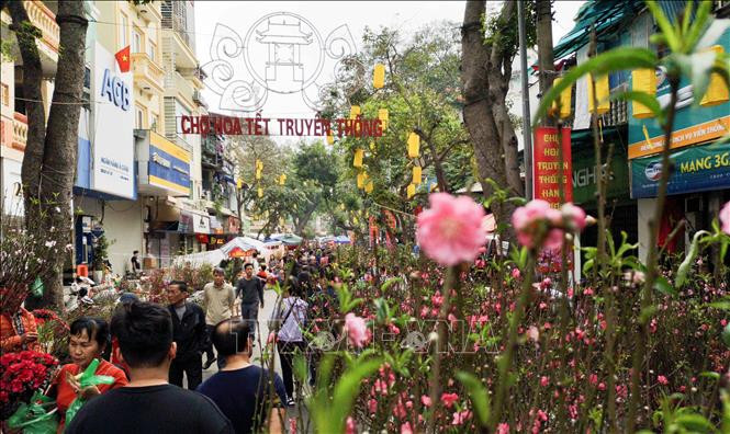 Nằm ngay giữa lòng phố cổ, chợ hoa Hàng Lược được coi là chợ hoa lâu đời nhất tại Hà Nội. Mỗi năm, chợ chỉ họp duy nhất một dịp, bắt đầu từ 23 - 30 tháng Chạp. Ảnh: Baotintuc