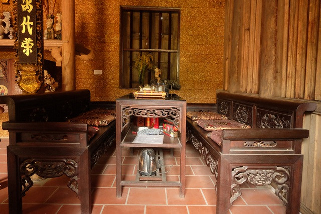 Bộ trường kỷ thiết kế tinh xảo hợp với không gian nhà cổ được đặt ở gian bên kia. Ảnh: Dân trí