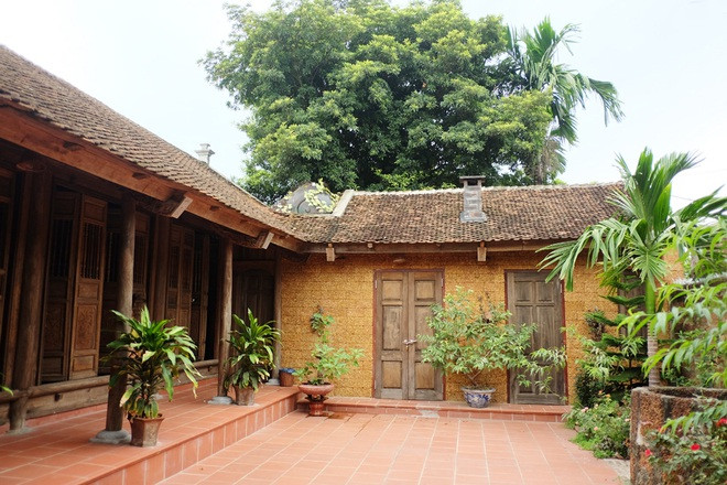 Ngôi nhà thiết kế hình chữ L với khu bếp nối liền dãy nhà chính. Ảnh: Dân Việt