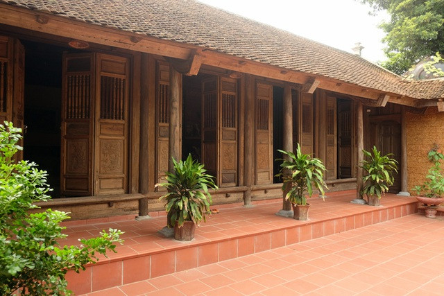Phải mất 10 năm, anh Đạt mới xây dựng được hoàn thiện một căn nhà cổ theo đúng ý muốn khi may mắn được một hộ gia đình để lại cho bộ khung gỗ nguyên bản gồm 3 gian 2 chái với cửa bức bàn chạm khắc tinh xảo. Ảnh: Dân trí