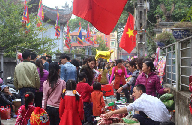 Dọc tuyến đường dẫn vào Đình có hàng trăm người bán đủ loại mặt hàng, từ thực phẩm thịt cá, rau xanh, hoa quả.. đến những quầy hàng đồ chơi, giải trí và mặt hàng đặc trưng gồm: muối, cơm rượu...Ảnh: Vietnamnet