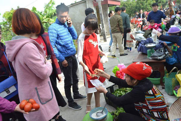 Tất cả những người bán đều ngồi ngay ven đường thuận tiện cho người dân mua sắm. Ảnh: Vietnamnet