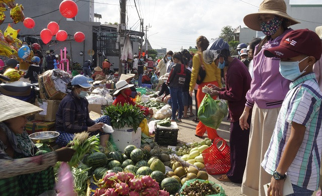 Ngoài ra, chợ cũng bán các vật phẩm mà tự tay người dân nuôi trồng được như rau, củ, quả tươi, tôm, cá....Ảnh: Dân trí