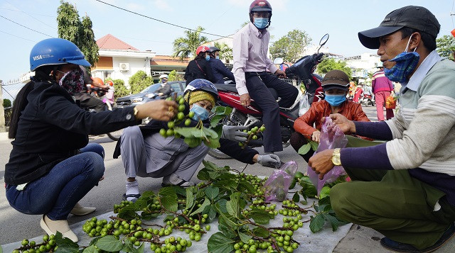 Vật phẩm mà người dân đem bán không thể thiếu là cau, trầu, muối, quả sung, đu đủ… với rất nhiều ý nghĩa mua lộc, cầu may, cầu duyên. Ảnh: Dân trí