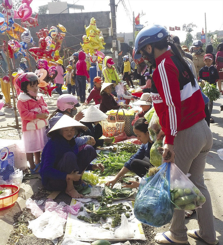 Chợ Gò chỉ nhóm họp duy nhất vào ngày mồng 1 Tết âm lịch. Phiên chợ tuyệt nhiên không ai có sự mặc cả về giá, không cò kè bớt một thêm hai. Ảnh: Lao động