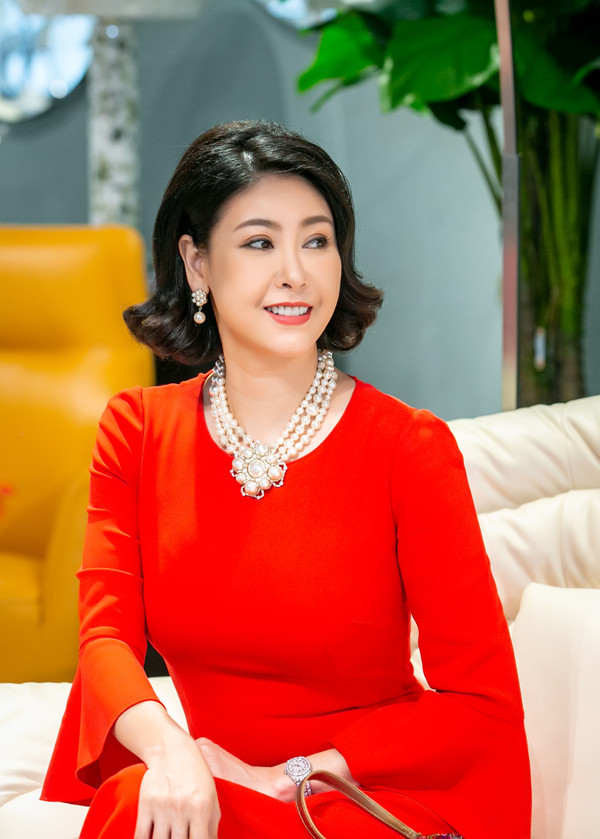 Vì cuộc sống khó khăn nên sau những buổi đi học Hà Kiều Anh làm đủ nghề đề giúp mẹ, từ làm nhang, thùa khuyết đến dệt len, đan lồng đèn…Ảnh: Yan
