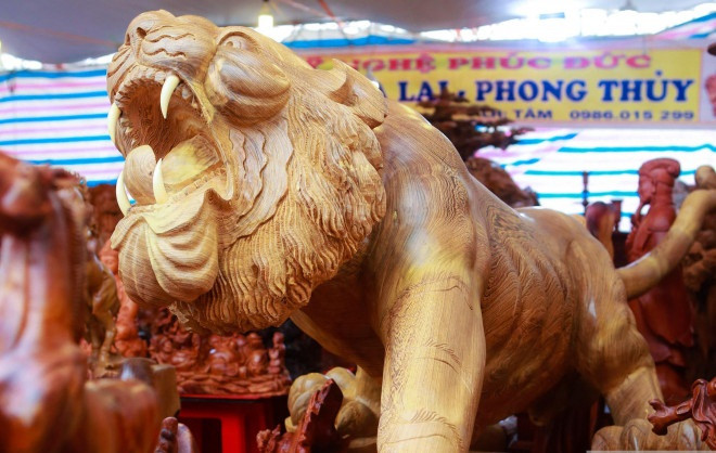 Tượng hổ được làm từ gỗ mun đuôi công nguyên khối, có chiều cao 1m và chiều dài 2m. Ảnh: Người đưa tin