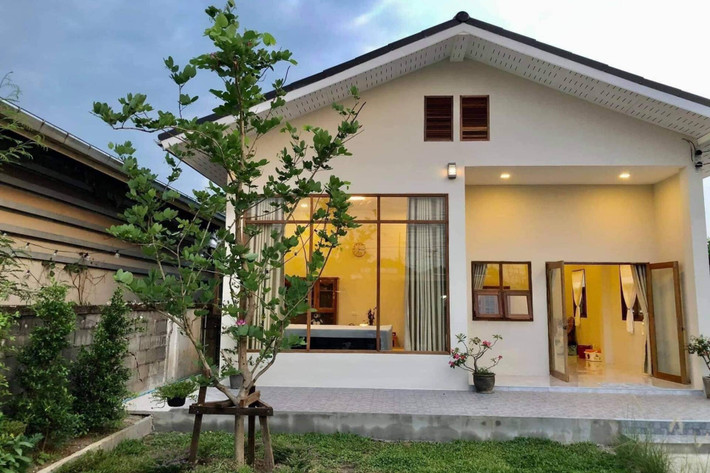 Ngôi nhà có kết cấu đơn giản với 3 phòng ngủ, 2 phòng tắm, 1 phòng khách, 1 bếp và 1 sảnh với diện tích xấp xỉ 110m2. Phần sàn nhà cao hơn một chút so với mặt đất. Ảnh: Mew Phasuktham