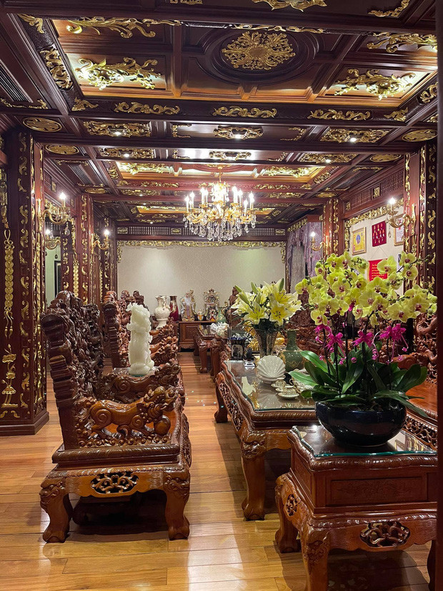 Tường, trần đến nội thất phần lớn đều được làm bằng những loại gỗ quý hiếm gỗ đỏ, xoan đào, gỗ sưa. Ảnh: Internet