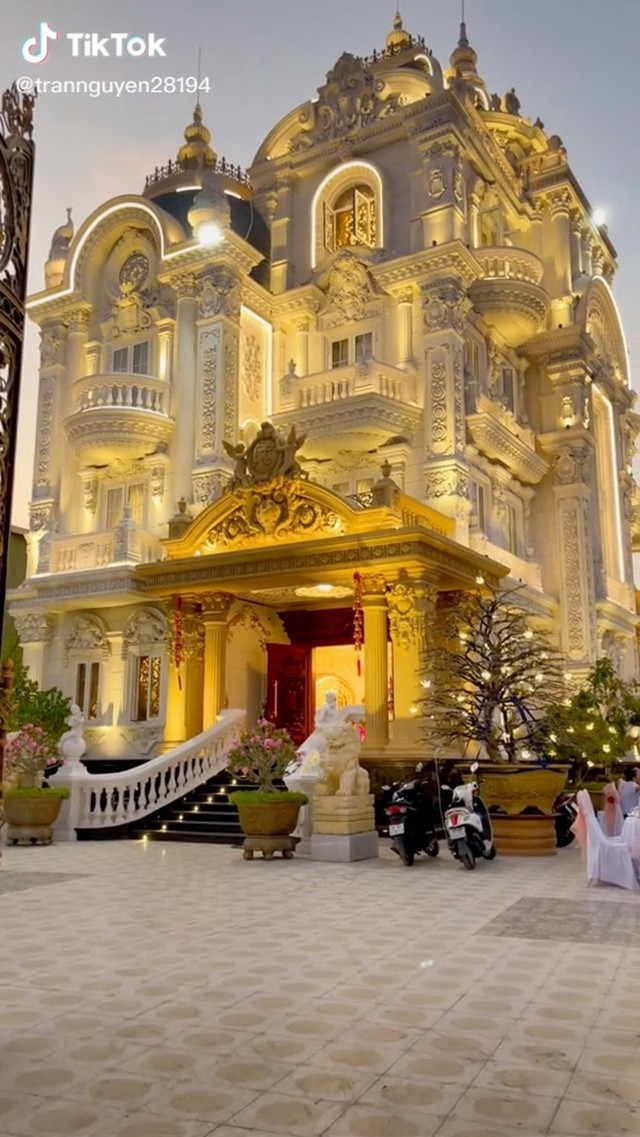 Chuẩn bị cho Tết Nguyên đán, toàn bộ lâu đài được chăng đèn lấp lánh rực rỡ từ ngoài vào trong, nổi bần bật trên quốc lộ 1A. Ảnh chụp màn hình