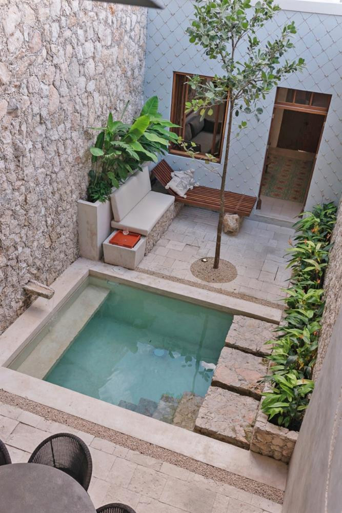 Sân trong lộ thiên nhưng nhờ những bức tường bao quanh làm ranh giới kín, nó tách biệt hoàn toàn với thế giới bên ngoài, đảm bảo sự riêng tư cho gia chủ.