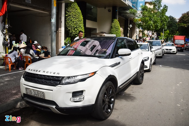 Diệp Lâm Anh và chồng thiếu gia Đức Phạm về chung nhà hồi tháng 5/2018. Đức Phạm tới rước dâu bằng chiếc xe thể thao hybrid BMW i8 7 tỷ đồng cùng dàn xế hộp đắt đỏ. Ảnh: Zing
