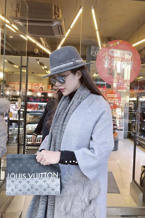 Nữ diễn viên, ca sĩ thường xuyên xuất hiện bên những chiếc túi hàng hiệu đắt đỏ. Ảnh: Vietnamnet
